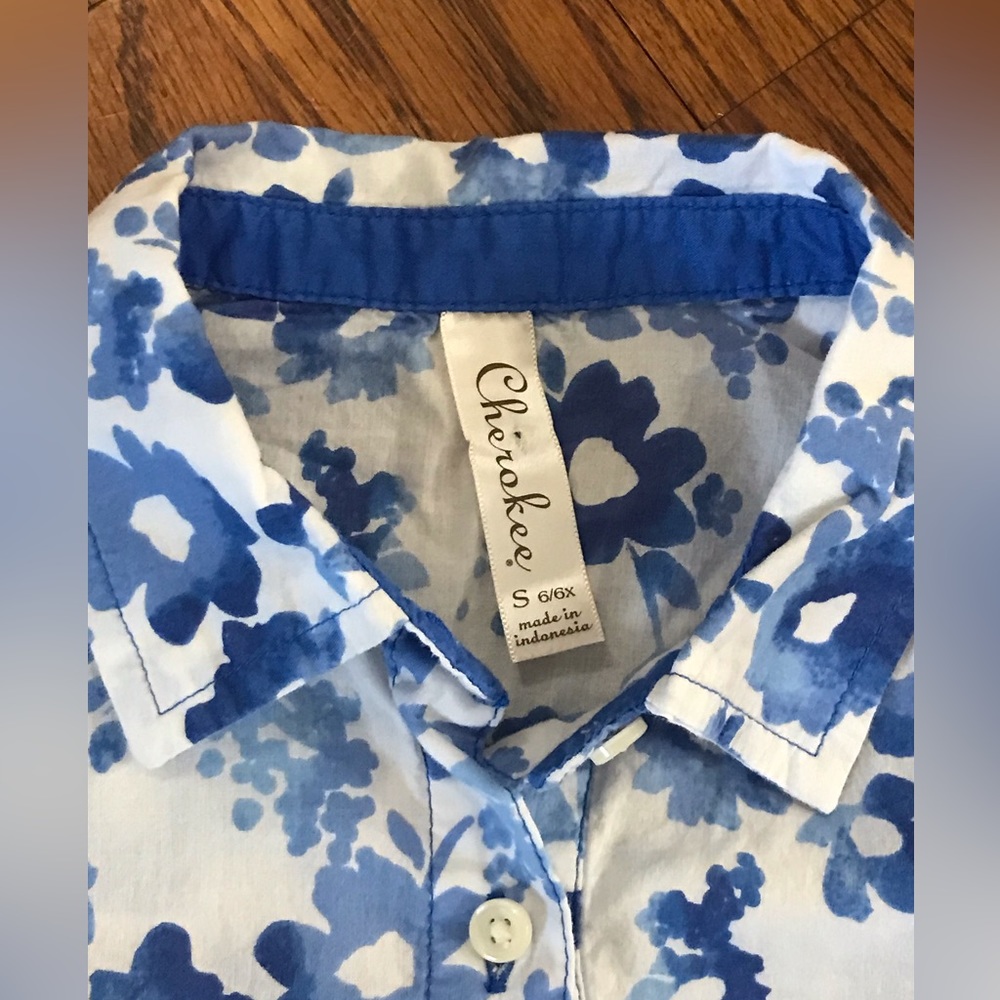 Cherokee Blue Flower Floral Print Blouse 
Size Small 6 / 7 
Hawaiian Button Down - Picture 6 of 12